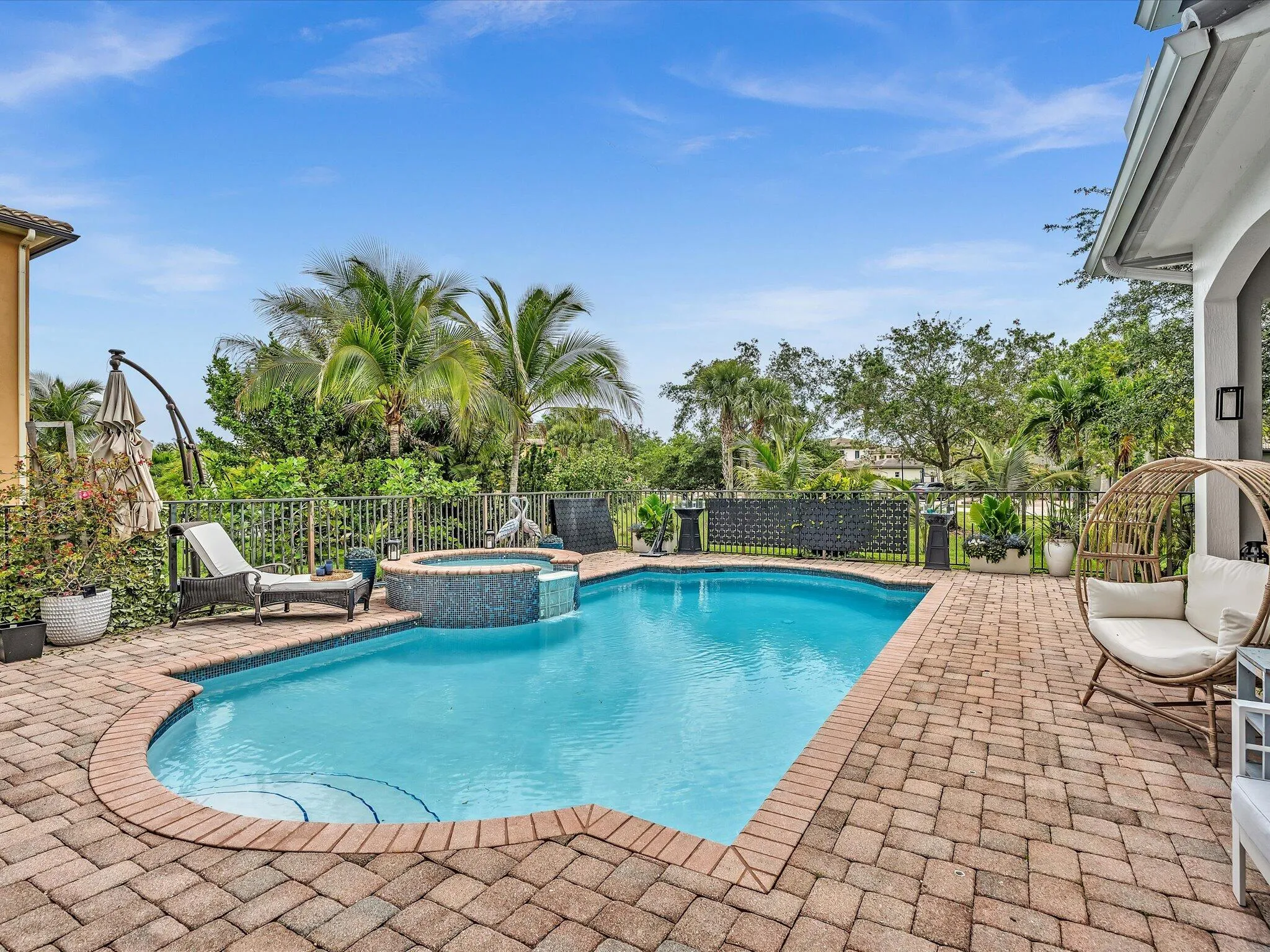 ANOTHER VIEW OF THS SUPER-INVITING POOL!