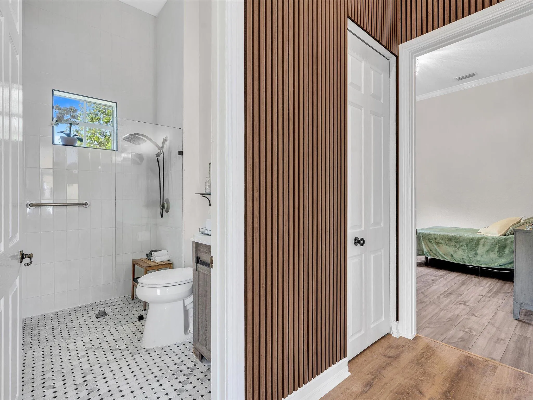 PRIVATE WATER CLOSET!1