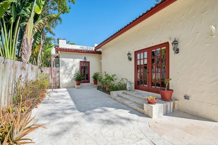 25-Akerstrom-704 SE 8th St-23