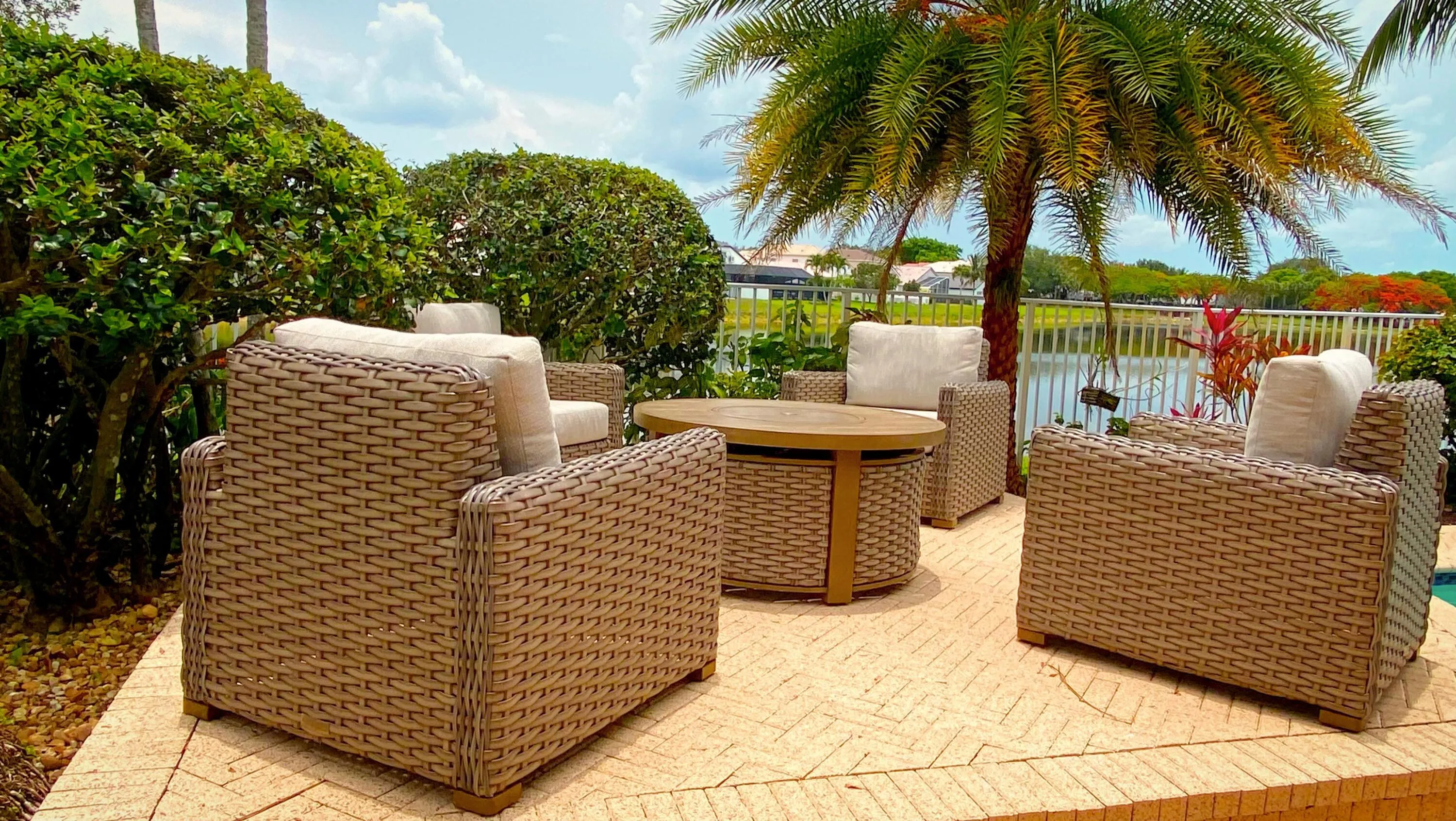 Pool- seating area