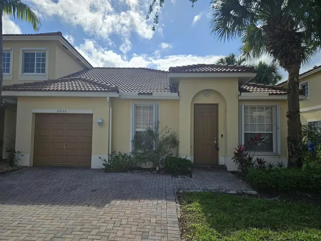 front view Isles of Oakland Park