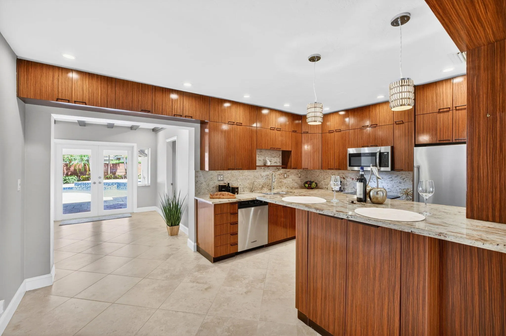 9 Kitchen & Dinette