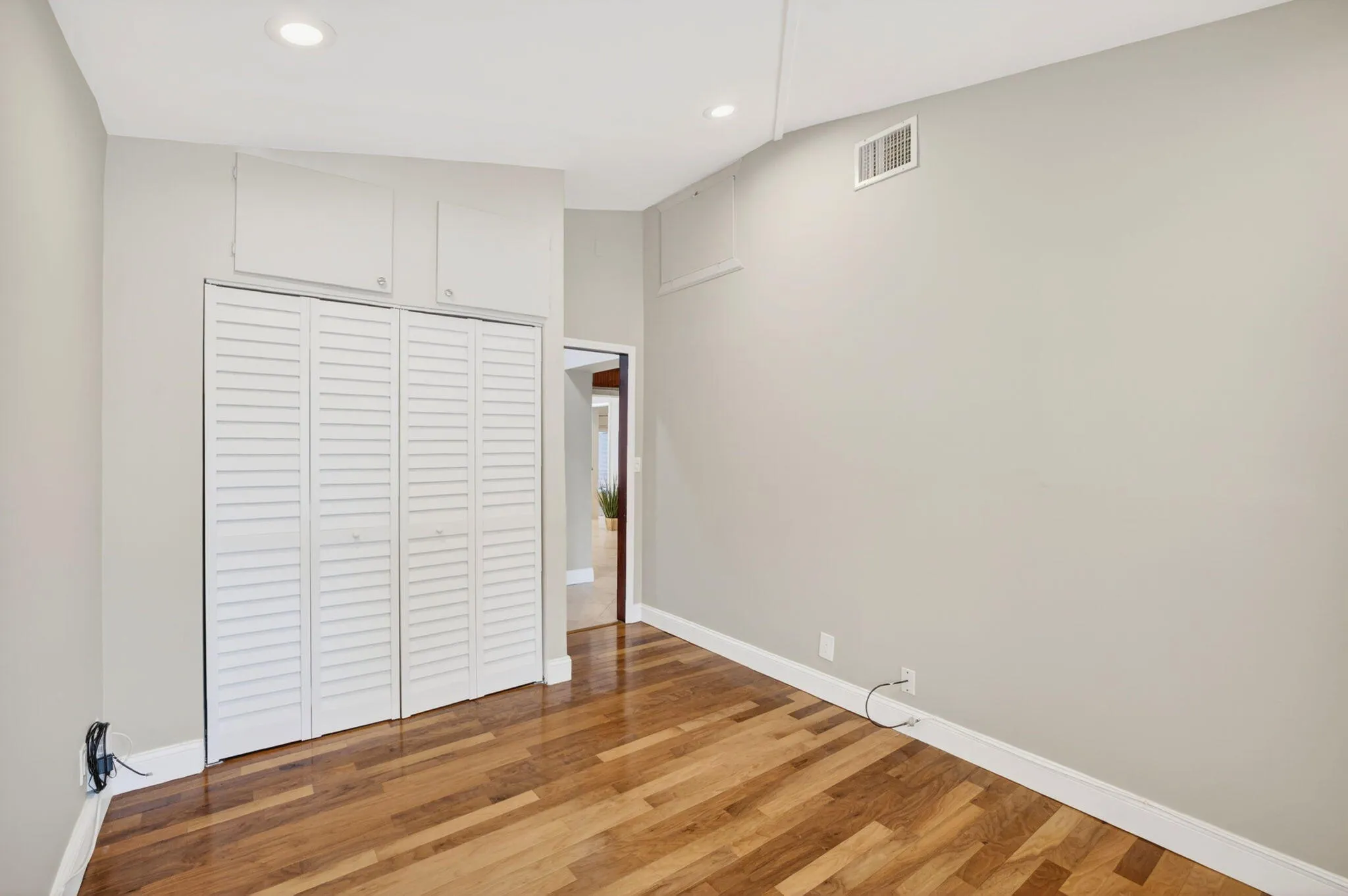 55 Bedroom 4 Entry
