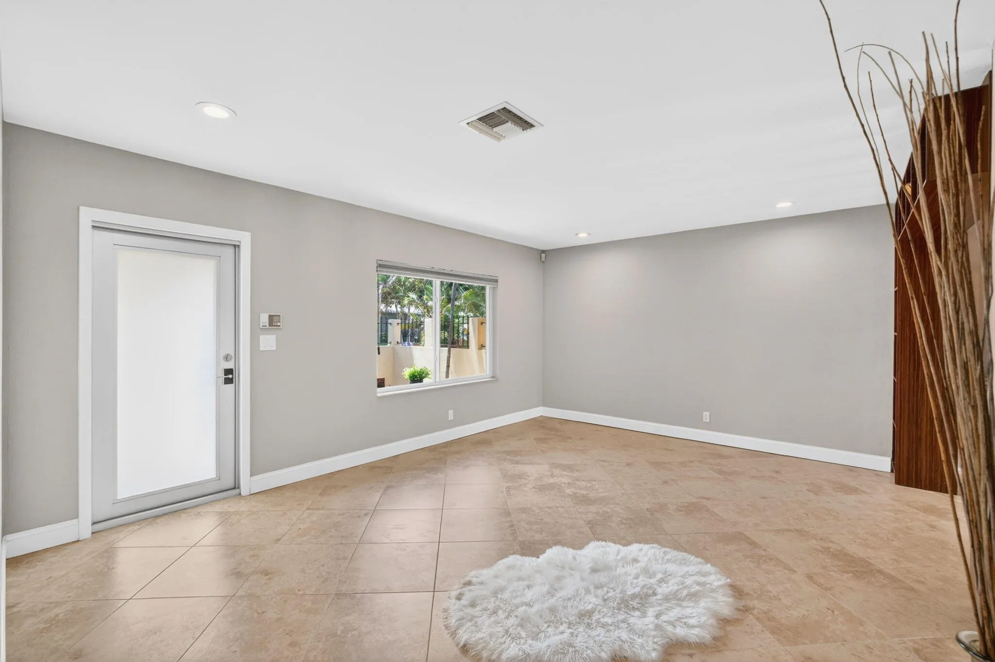 6 Living Entry
