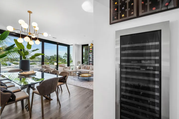Wine refrigerator