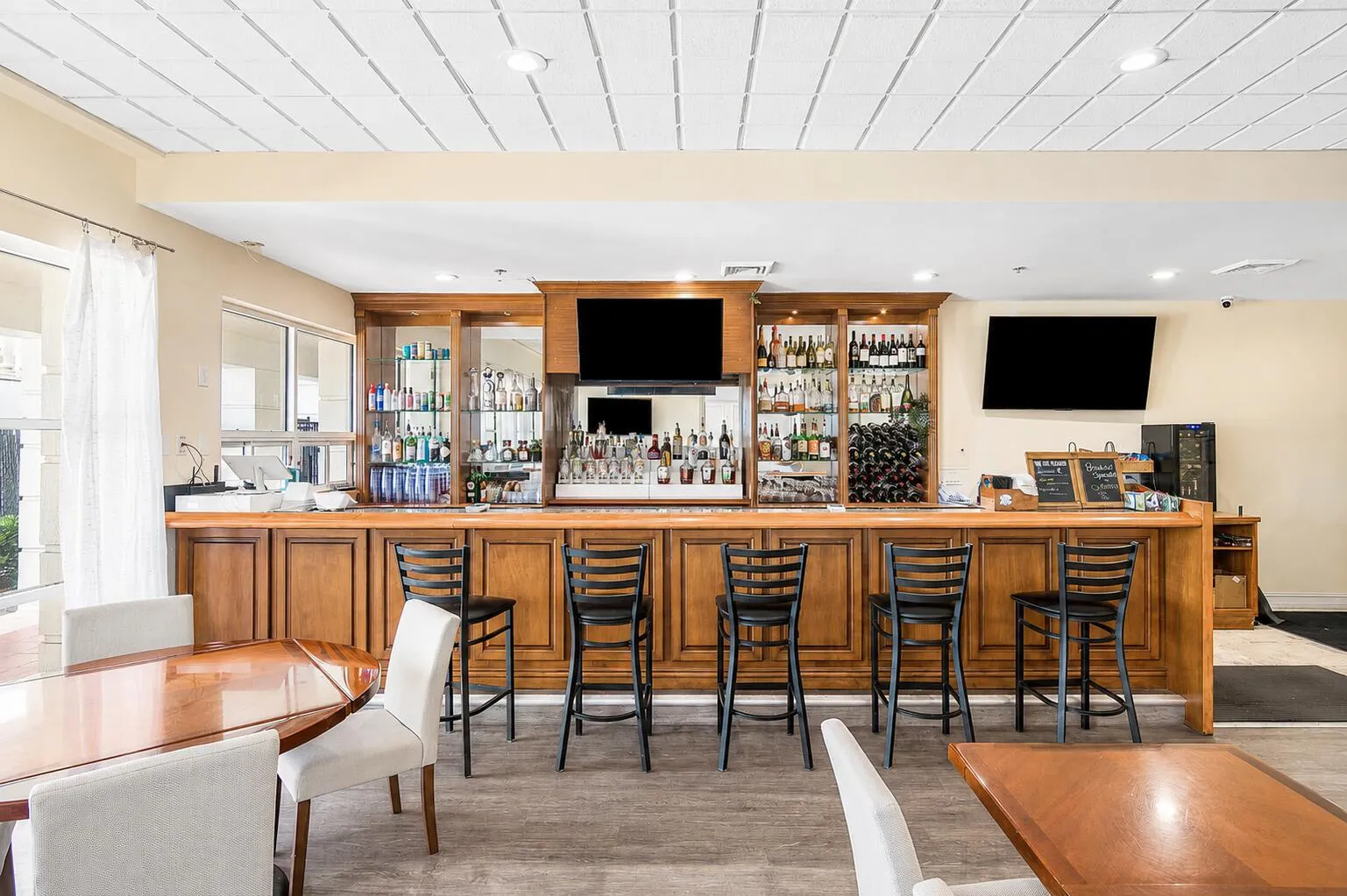 Enjoy lunch, dinner or a drink at your clubhouse cafe