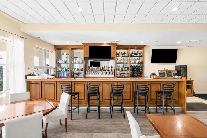 Enjoy lunch, dinner or a drink at your clubhouse cafe