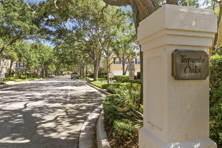 Tequesta Oaks