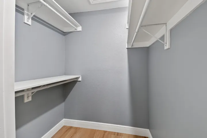 Walking Closet