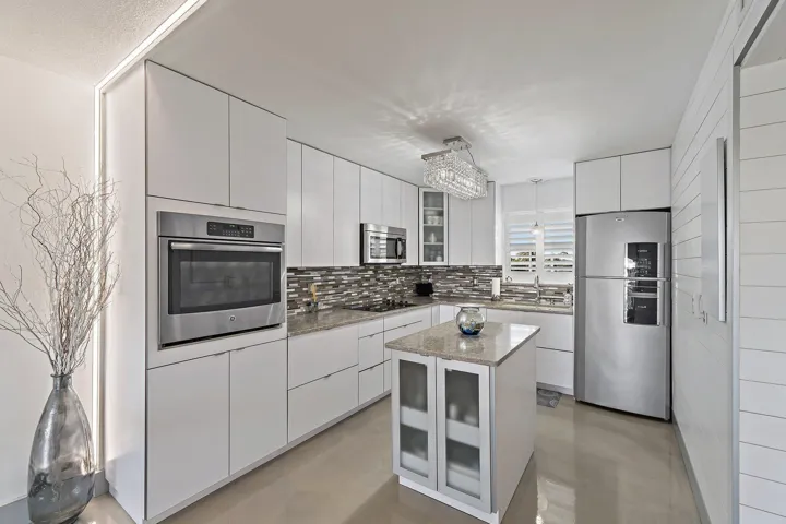 010-100WaterwayRd-E305-Tequesta-SMALL