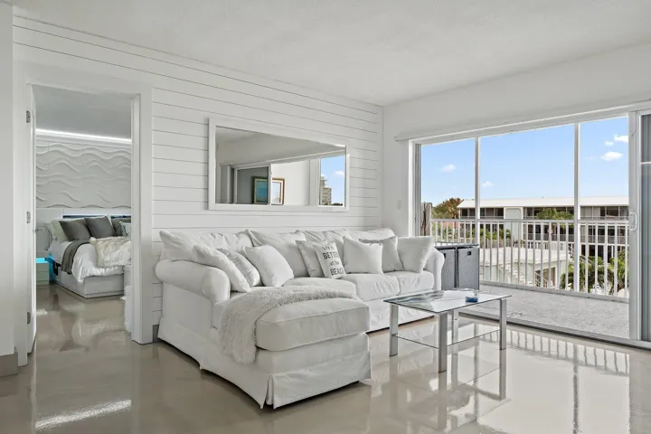 021-100WaterwayRd-E305-Tequesta-SMALL