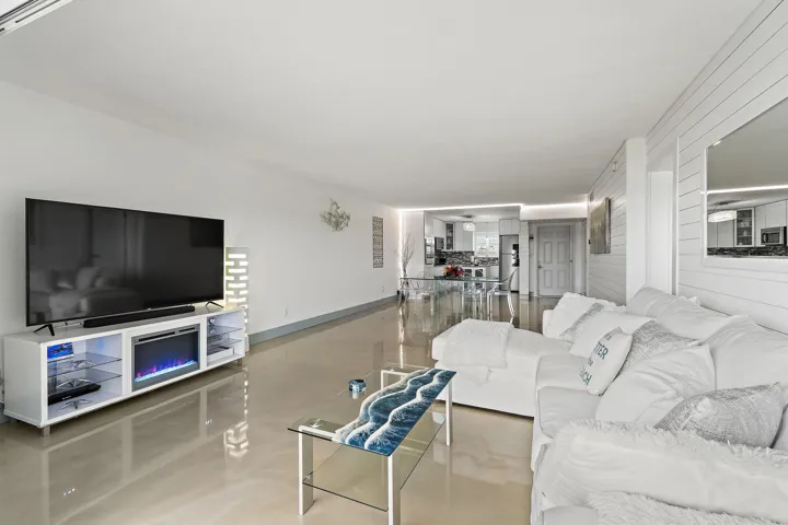 023-100WaterwayRd-E305-Tequesta-SMALL