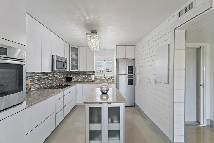 011-100WaterwayRd-E305-Tequesta-SMALL
