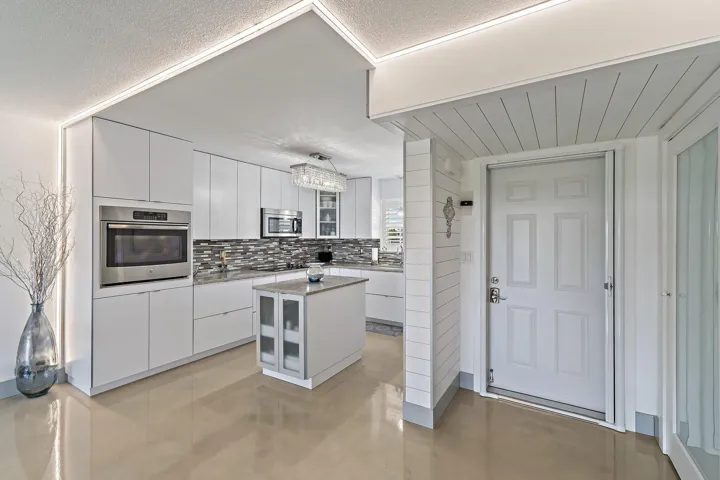 009-100WaterwayRd-E305-Tequesta-SMALL