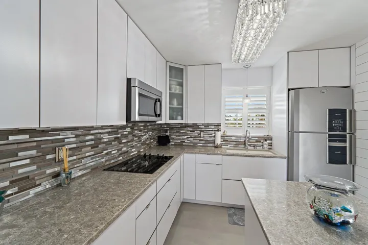 012-100WaterwayRd-E305-Tequesta-SMALL