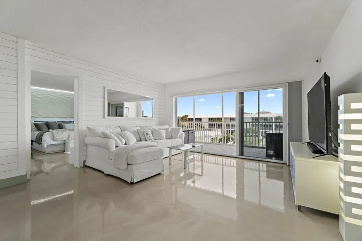 020-100WaterwayRd-E305-Tequesta-SMALL