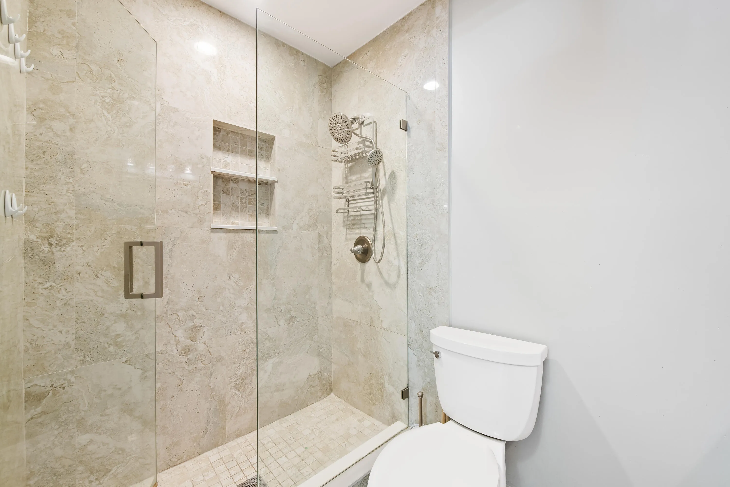 Secondary full bathroom