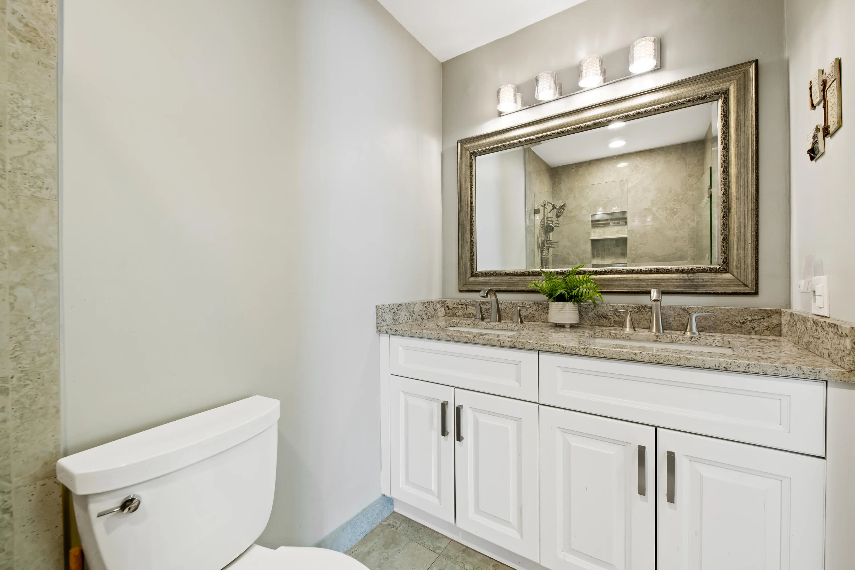 Secondary full bathroom