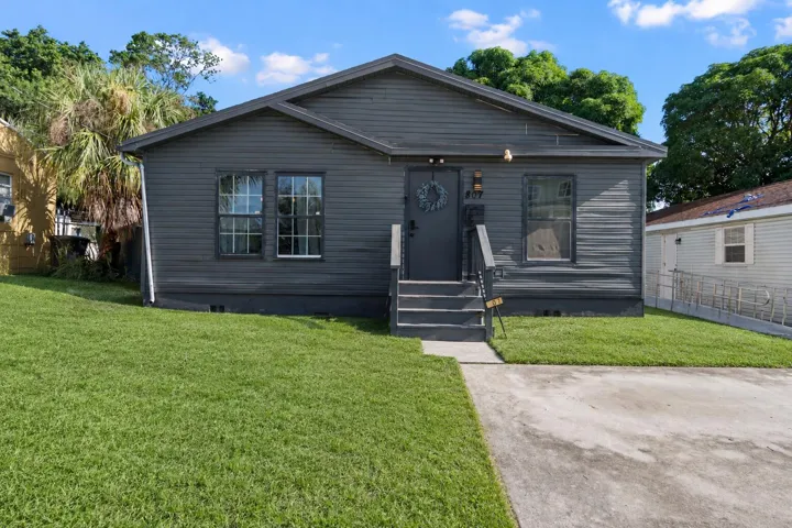 Front of house (grass is AI)