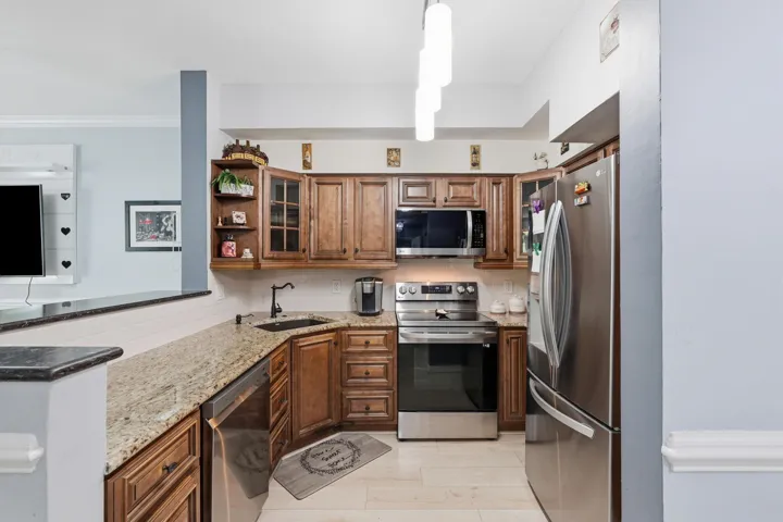 10-web-or-mls-802_W_Windward_Way_Unit_30