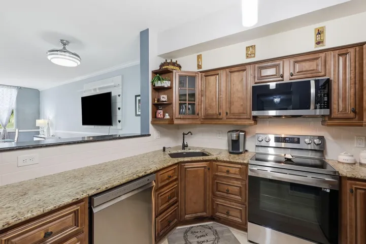 13-web-or-mls-802_W_Windward_Way_Unit_30