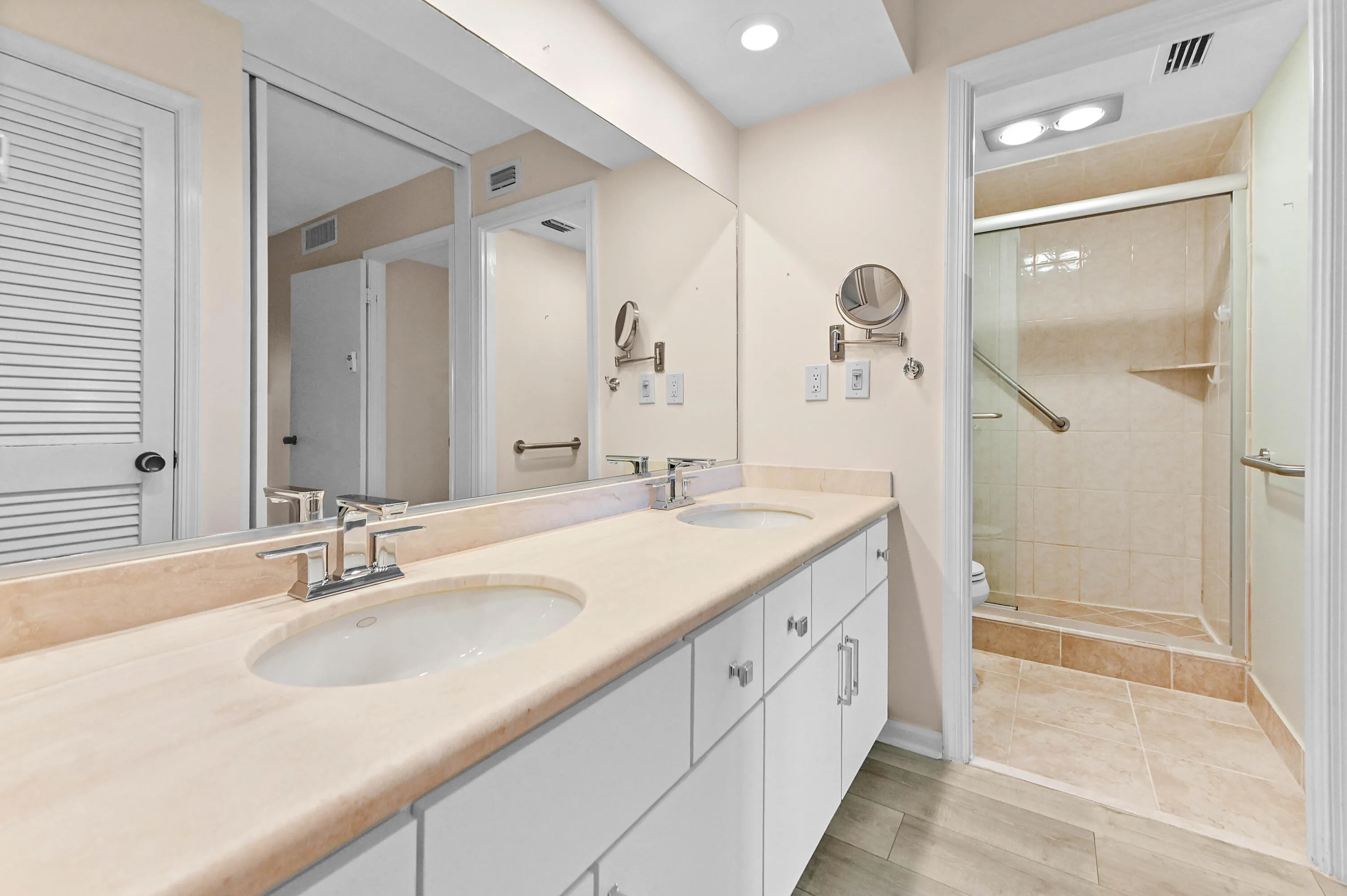 28 Bathroom 02