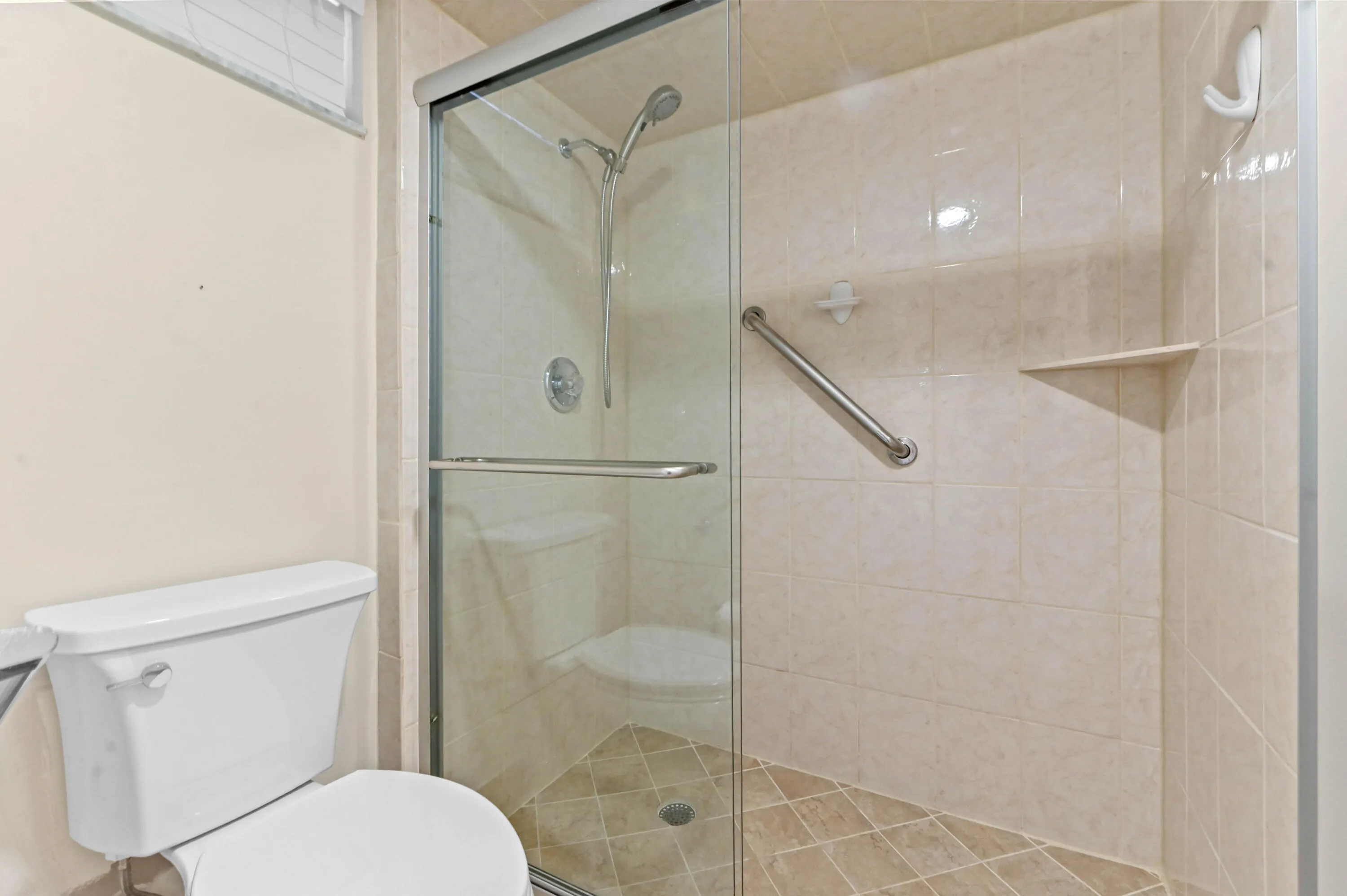 23 Bathroom 02