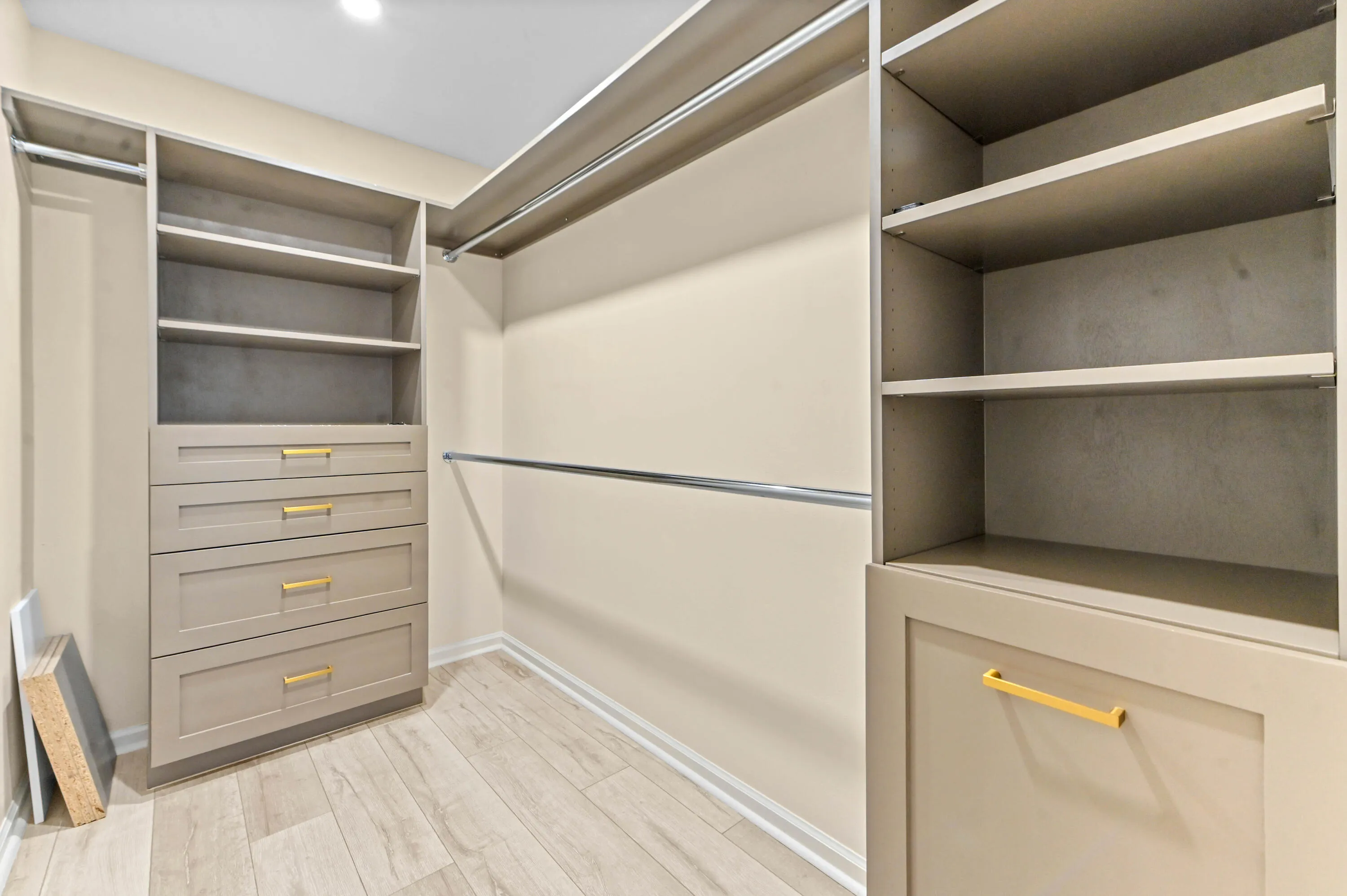 26 Closet 01