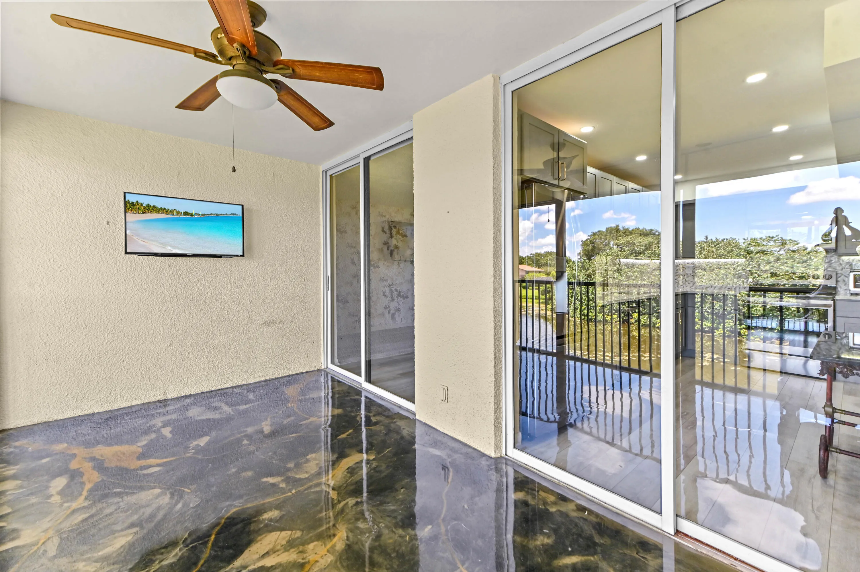 32 Balcony 03