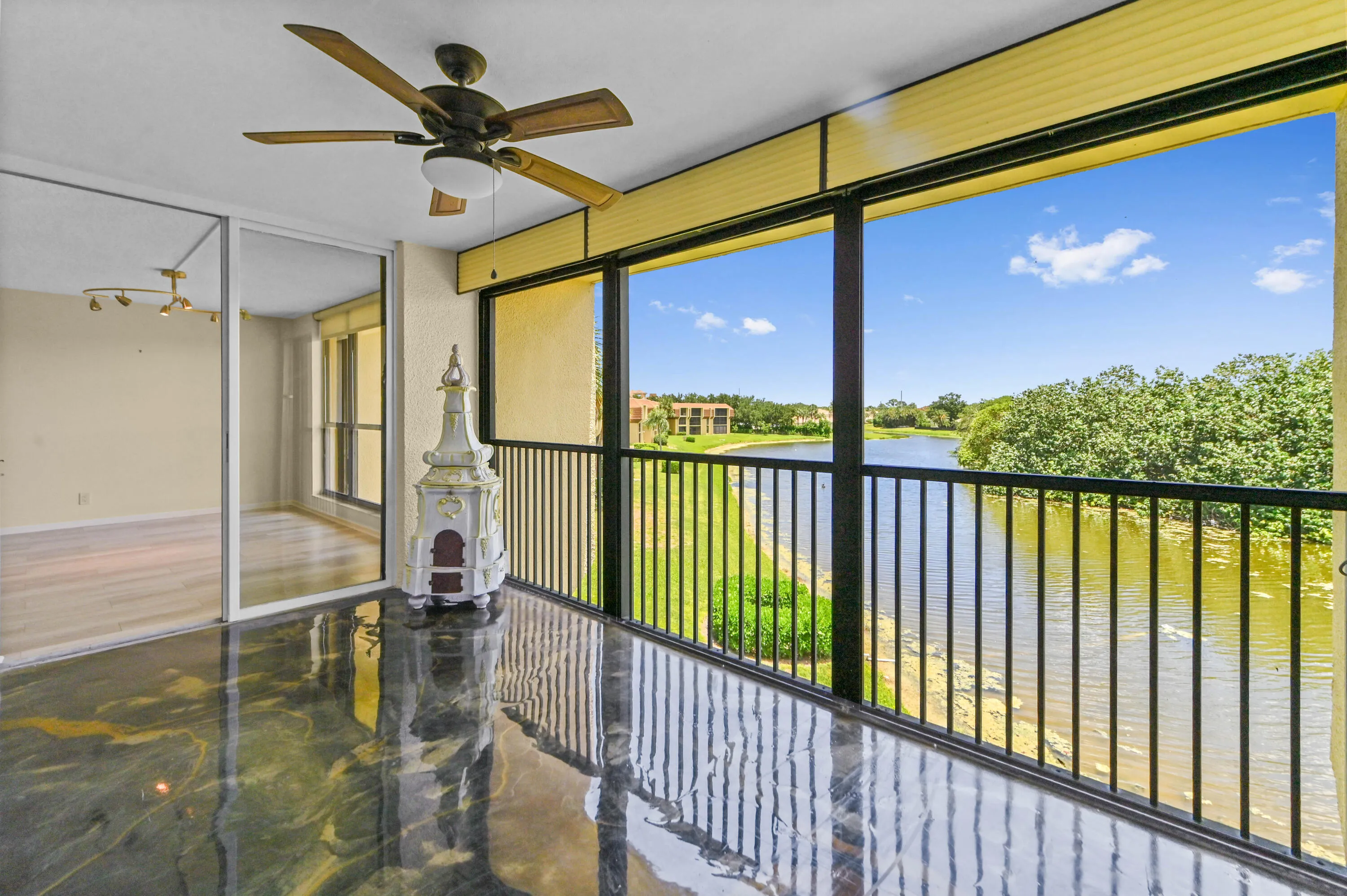 31 Balcony 02