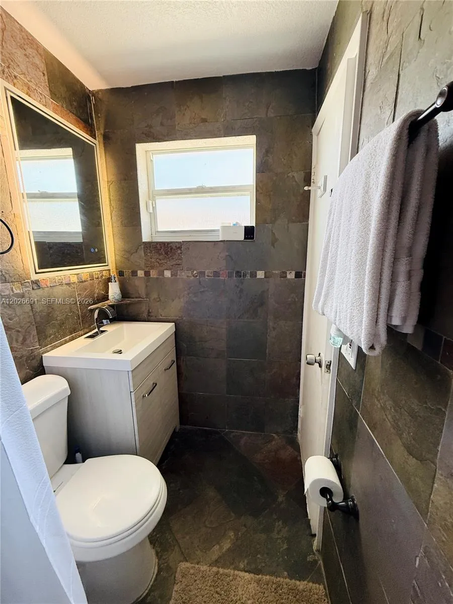 MASTER BATH ROOM