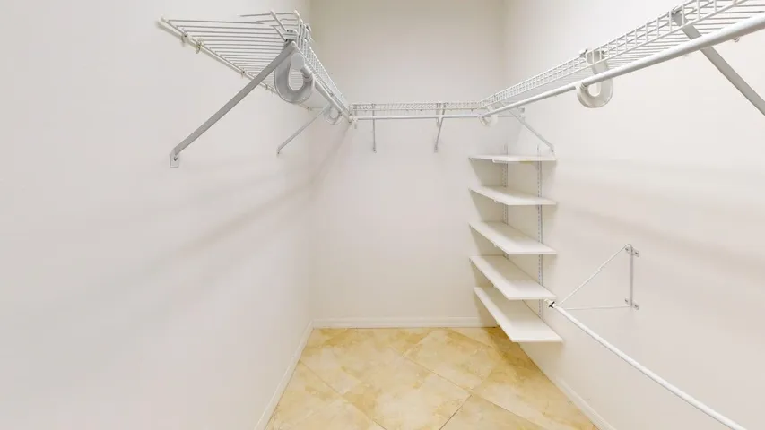 562-SW-Saint-Martins-Cove-Closet
