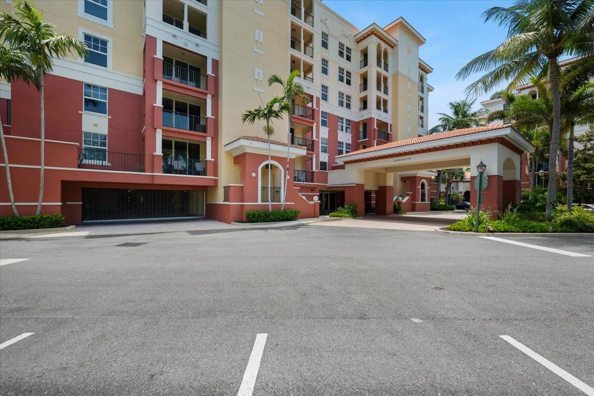 Admiral Building at Jupiter Yacht Club