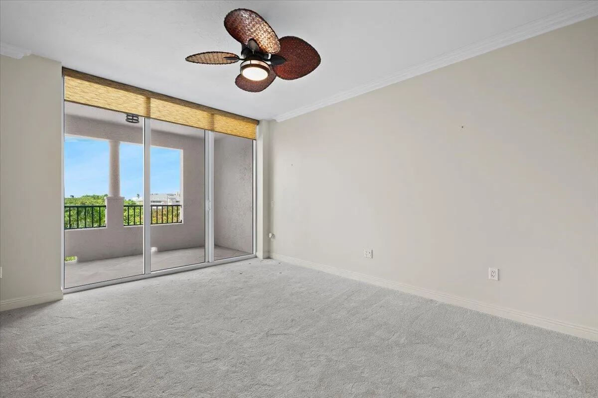 Newer Plush Carpet, private balcony, walk-in closet and full en-suite bathroom - Queen size Bed coming soon