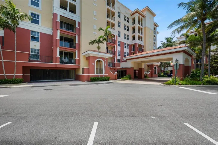 Admiral Building at Jupiter Yacht Club