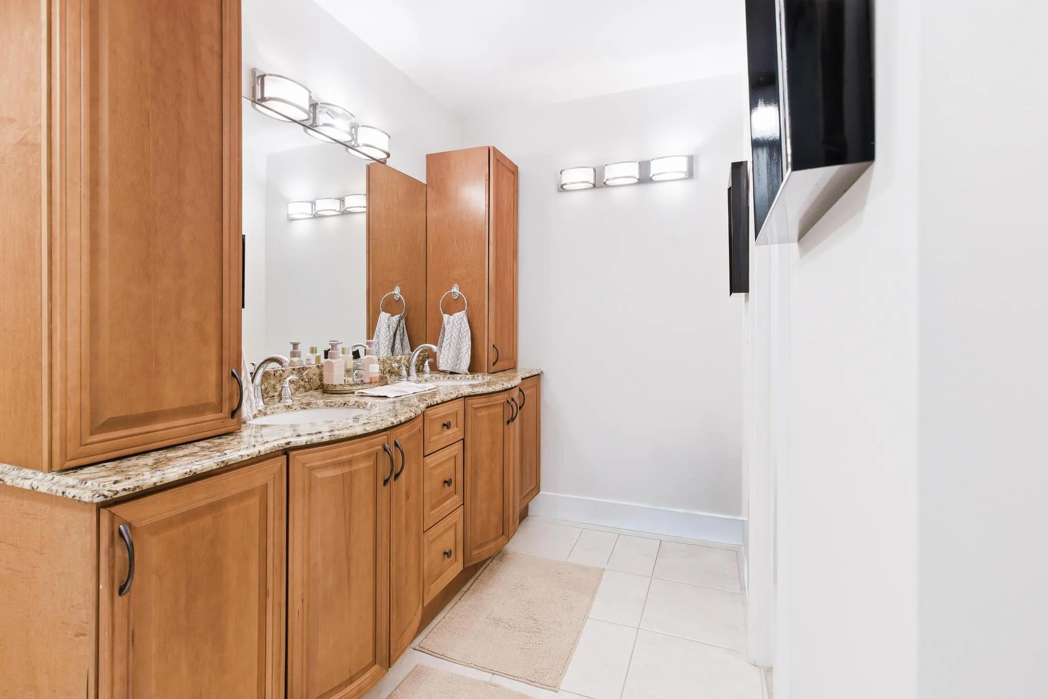 ENSUITE WITH 2 SINKS