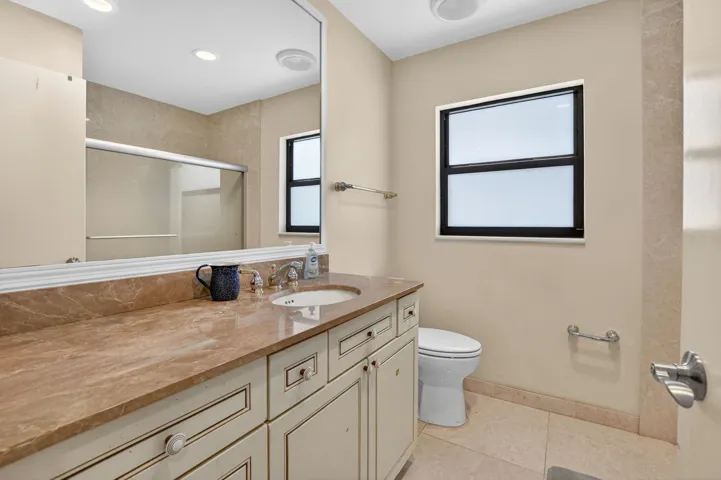 hall full bathroom with tub