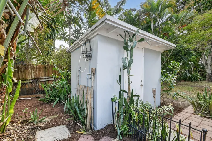 Outdoor shower/Laundry/Shed