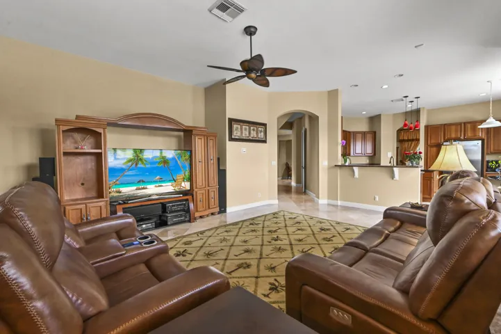 20 Family room 02