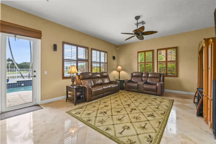 19 Family room 01