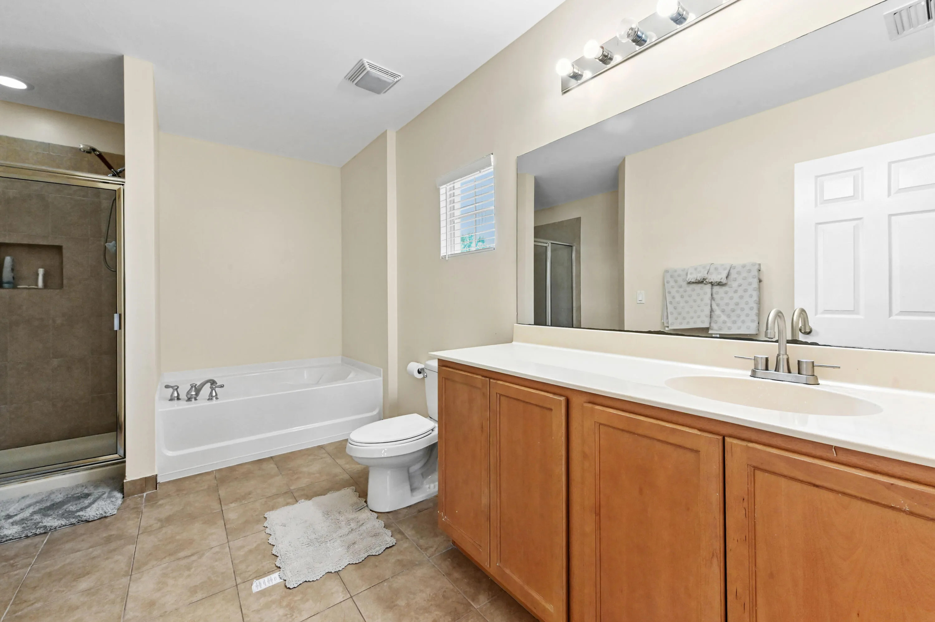 28 bathroom 01