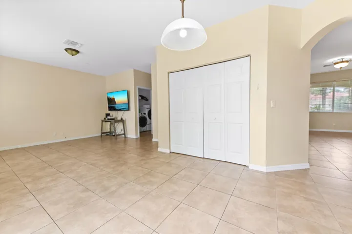 14 family room 01