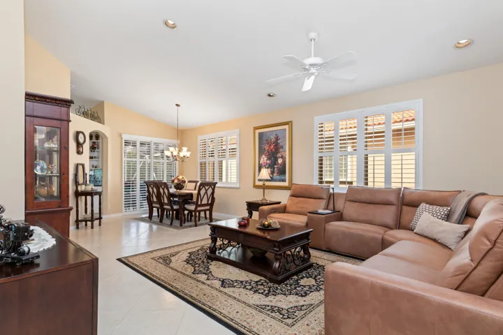 Spacious Living /Entertaining area