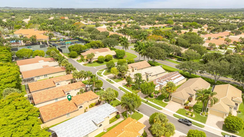 Walking distance to the clubhouse