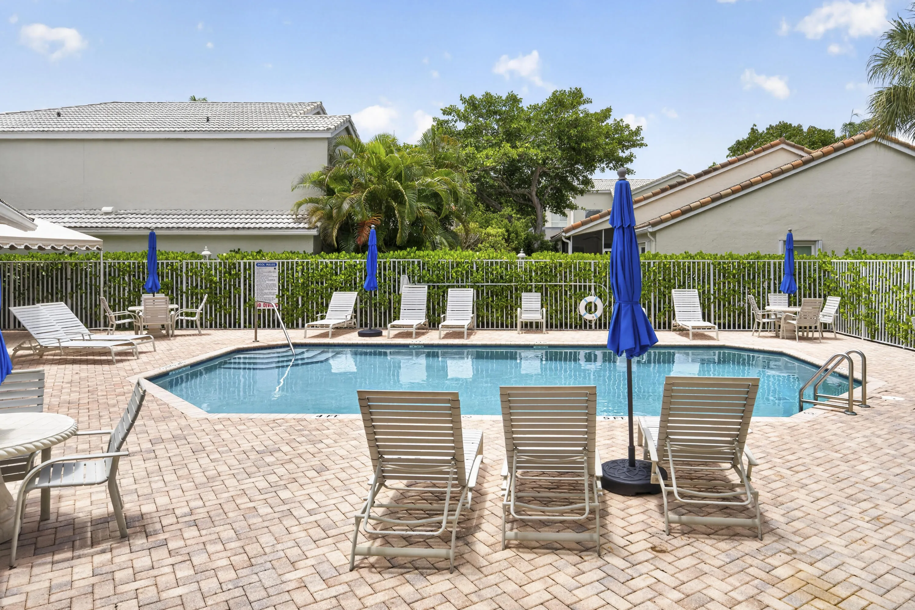 Community Pool--->Walking Distance From House