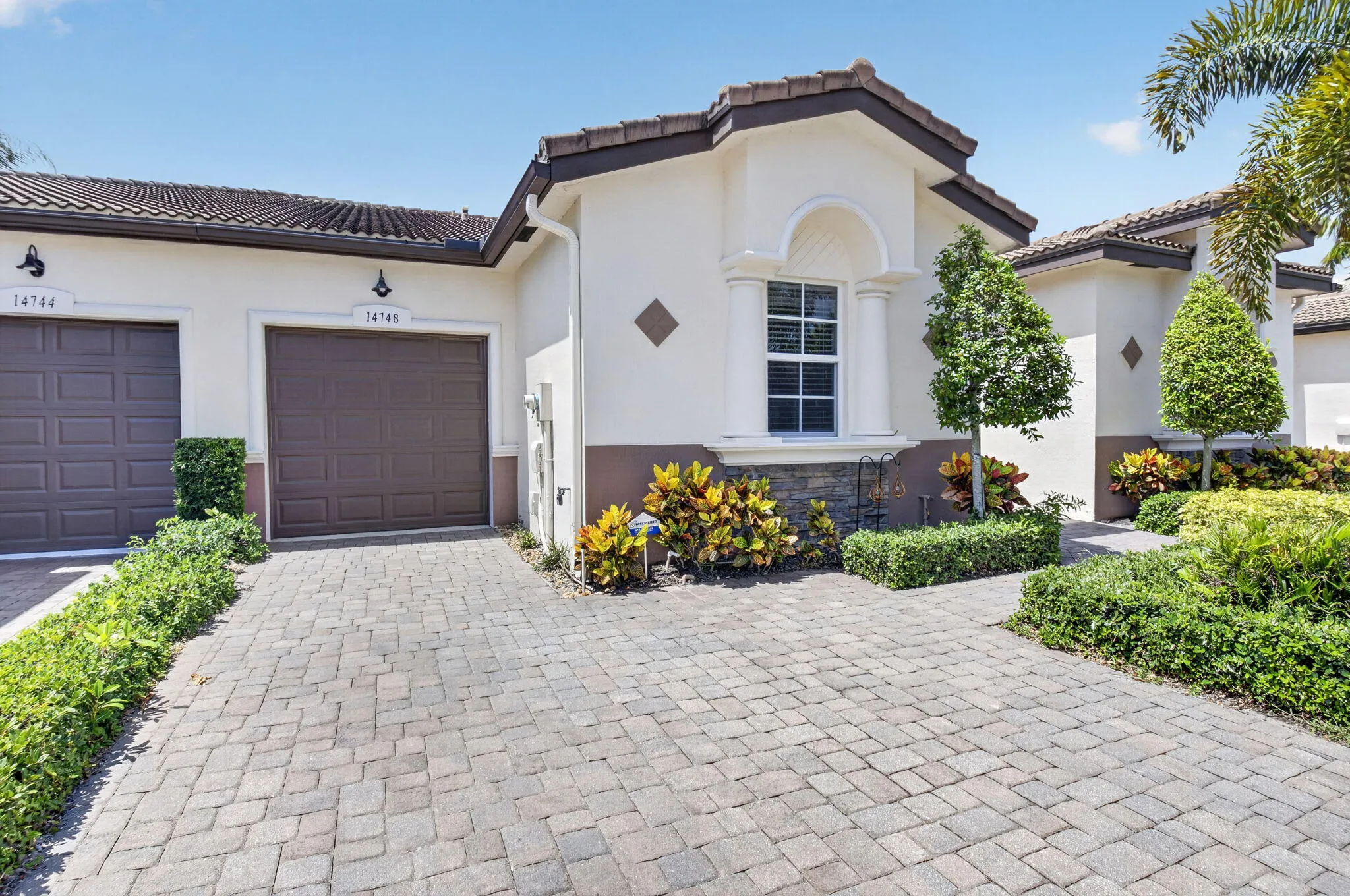DOUBLE PAVERED DRIVEWAY!