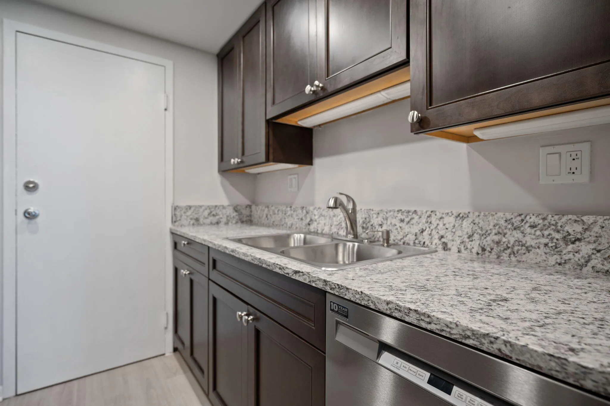 Unit 1407 kitchen (brand new)