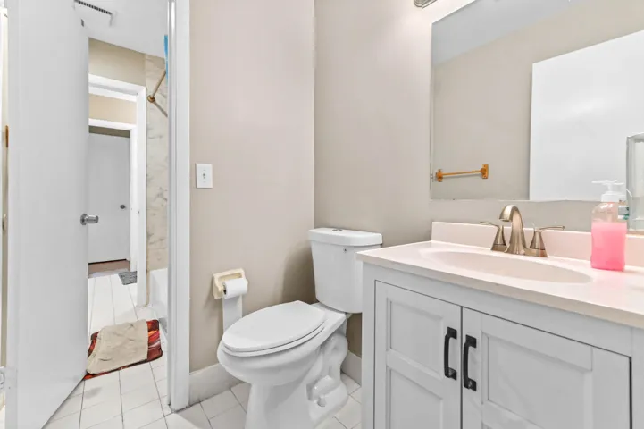 23 Bathroom 01