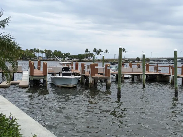 DOCKS
