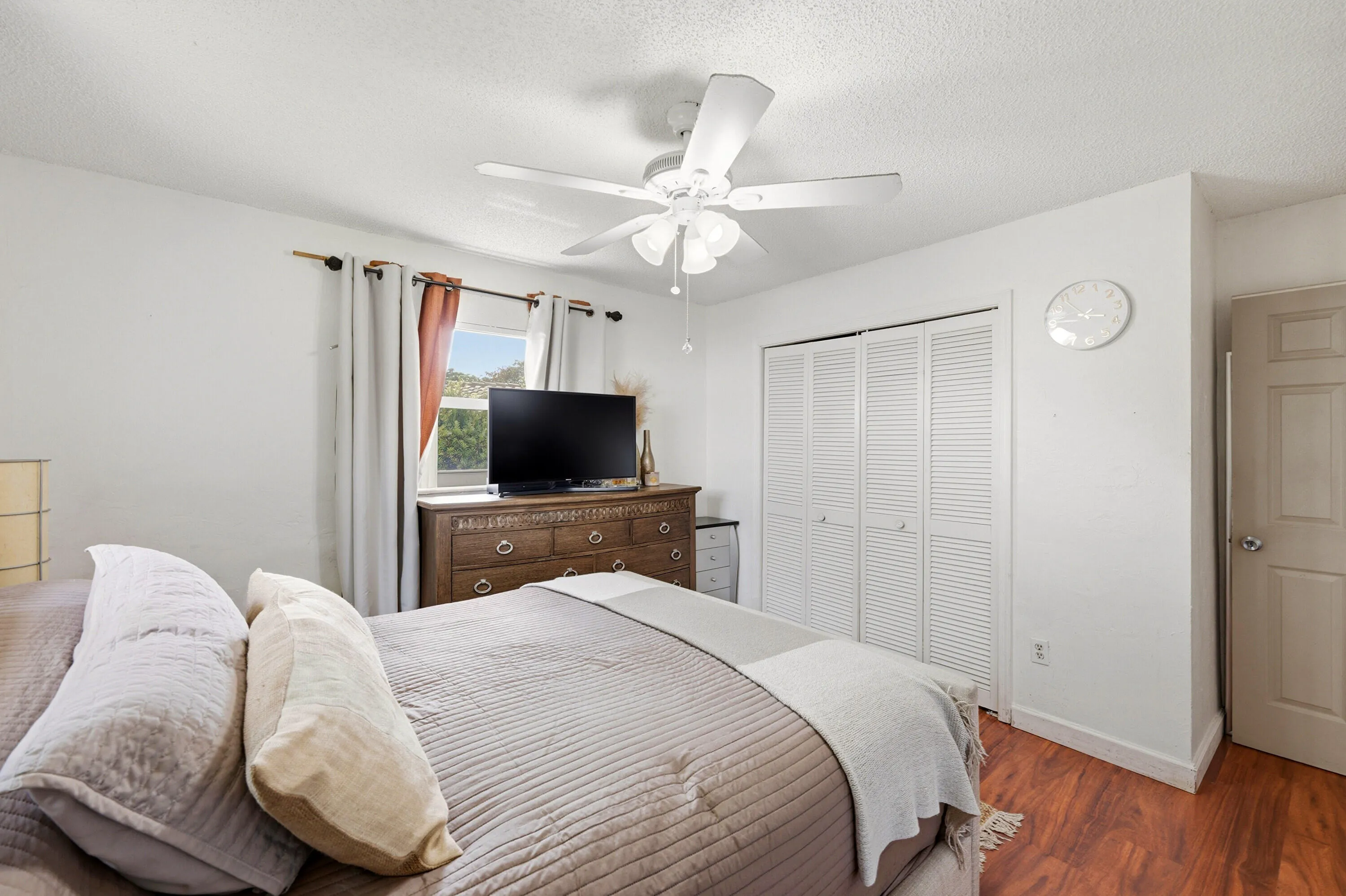 28_bedroom